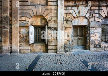 Blick auf eine alte Steinmauer und Pflaster auf der Straße von Kalkutta, grunge Hintergrund, britische Ära Kolonialgebäude, leere Straße. Stockfoto