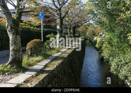 Blick auf den Philosophenweg (哲学の道, Tetsugaku no michi), einen Steinpfad entlang eines Kanals durch den nördlichen Teil des Higashiyama-Viertels von Kyoto. Stockfoto