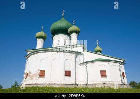 Alte Kirche der Geburt von Johannes dem Täufer Nahaufnahme an einem sonnigen Juni Tag. Das Alte Ladoga. Leningrad, Russland Stockfoto