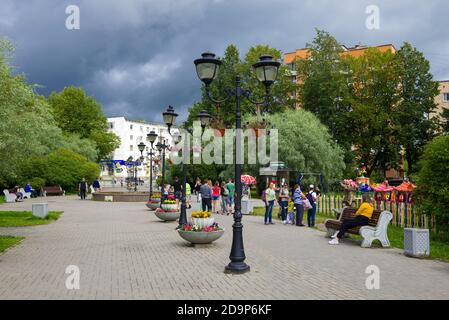 SORTAVALA, RUSSLAND - 15. AUGUST 2020: Wolkiger Augusttag auf dem Stadtplatz Stockfoto