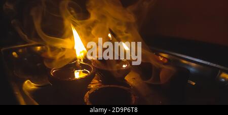 Indische Öllampen der Beleuchtung auf Tempel bei Diwali Nacht. Diwali Öllampen Festival . Stockfoto