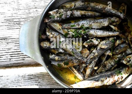 Knusprig frittierten kleinen Fisch auf dem Teller mit Olivenölen Und Petersilie / typisch mediterrane gesunde Mahlzeit Stockfoto