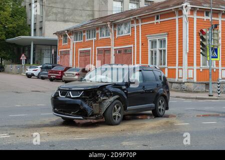 SORTAVALA, RUSSLAND - 15. AUGUST 2020: Kaputtes Mitsubishi Outlander Auto auf der Stadtstraße Stockfoto