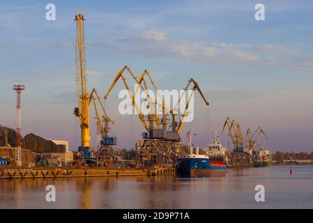 WYBORG, RUSSLAND - 03. OKTOBER 2020: Blick auf die Liegeplätze des Wyborger Güterhafens an einem sonnigen Oktoberabend Stockfoto