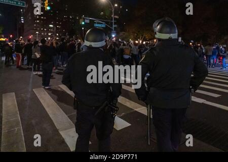 NEW YORK, NY – 6. November 2020: Die Menschen sind auf die Straße gegangen, nachdem große Medien die Wahl für den ehemaligen Vizepräsidenten Joe Biden genannt haben. Stockfoto