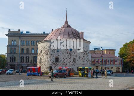 WYBORG, RUSSLAND - 03. OKTOBER 2020: Blick auf den alten Rundturm auf dem Marktplatz an einem Oktobermorgen Stockfoto