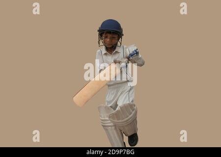 Portrait eines Jungen, der während eines Cricket-Spiels Cricket spielt Stockfoto