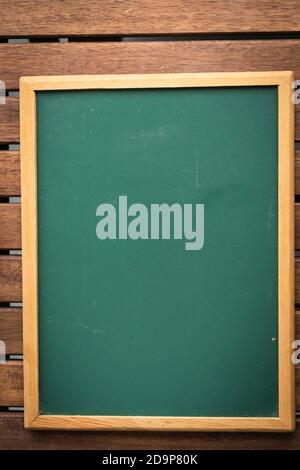 Kreidetafel auf einem Holztisch, für Werbetafel Stockfoto