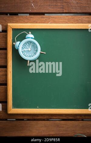 Kreidetafel auf einem Holztisch, für Werbetafel Stockfoto