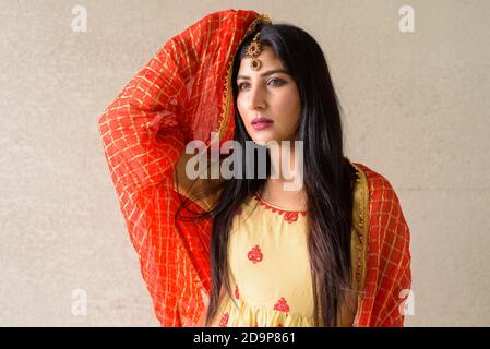 Portrait der schönen jungen Frau in traditionellen indischen Kleid Stockfoto