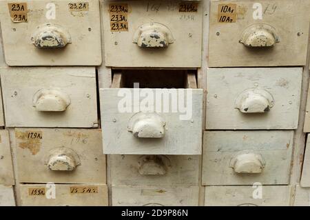 Hintergründe und Texturen: Alte Holzschrank mit Schubladen, eine Schublade geöffnet, Nahaufnahme Stockfoto