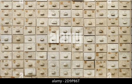 Hintergründe und Texturen: Alte Holzschrank mit Schubladen, Vorderansicht Stockfoto
