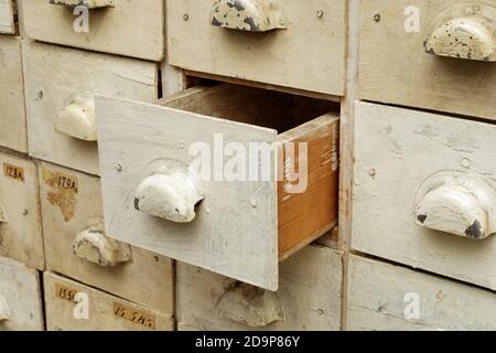 Hintergründe und Texturen: Alte Holzschrank mit Schubladen, eine Schublade geöffnet, Nahaufnahme Stockfoto