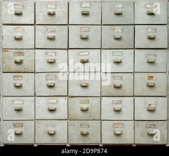 Hintergründe und Texturen: Alte Holzschrank mit Schubladen, Vorderansicht Stockfoto