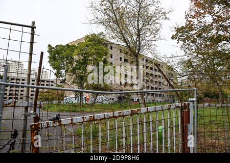 Berlin, Deutschland. Okt. 2020. Hinter einem Zaun sieht man verfallene Fertighäuser in der Gehrenseestraße, Wartenberger- und Wollenberger Straße. Die ehemaligen Hostels für vietnamesische Leiharbeiter aus der DDR sind seit Mitte der 1990er Jahre leer und baufällig. Quelle: Jens Kalaene/dpa-Zentralbild/ZB/dpa/Alamy Live News Stockfoto