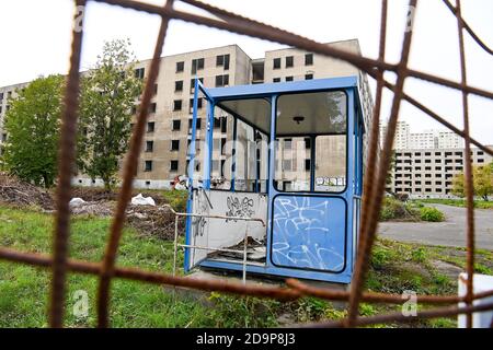 Berlin, Deutschland. Okt. 2020. Hinter einem Zaun sieht man verfallene Fertighäuser in der Gehrenseestraße, Wartenberger- und Wollenberger Straße. Die ehemaligen Hostels für vietnamesische Leiharbeiter aus der DDR sind seit Mitte der 1990er Jahre leer und baufällig. Quelle: Jens Kalaene/dpa-Zentralbild/ZB/dpa/Alamy Live News Stockfoto