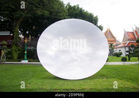Bangkok, Thailand. November 2020. Das Kunstwerk von Sir Anish Kapoor, einem britisch-indischen Bildhauer, spielt im Wat Arun.die Bangkok Art Biennale (BAB) ist ein halbjährliches Kunstfestival, das in der Hauptstadt Thailands im Herzen von Bangkok in Galerien, öffentlichen Räumen, Tempel und ikonischen Wahrzeichen stattfindet. Bangkok Art Biennale (BAB) wurde vom 29. Oktober 2020 bis zum 31. Januar 2021 begonnen. Kredit: Peerapon Boonyakiat/SOPA Images/ZUMA Wire/Alamy Live Nachrichten Stockfoto