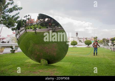 Bangkok, Thailand. November 2020. Das Kunstwerk von Sir Anish Kapoor, einem britisch-indischen Bildhauer, spielt im Wat Arun.die Bangkok Art Biennale (BAB) ist ein halbjährliches Kunstfestival, das in der Hauptstadt Thailands im Herzen von Bangkok in Galerien, öffentlichen Räumen, Tempel und ikonischen Wahrzeichen stattfindet. Bangkok Art Biennale (BAB) wurde vom 29. Oktober 2020 bis zum 31. Januar 2021 begonnen. Kredit: Peerapon Boonyakiat/SOPA Images/ZUMA Wire/Alamy Live Nachrichten Stockfoto