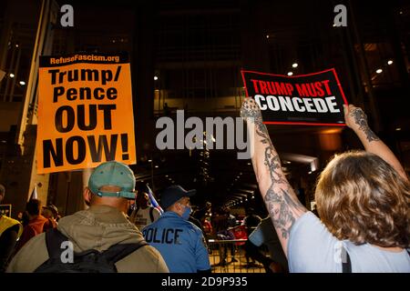 Philadelphia, Pennsylvania, USA. November 2020. Die "Count jede Stimme" und "Stoop the Steal" Demonstration vor dem Pennsylvania Convention Center in Philadelphia, Freitag Abend als Mail-in Stimmzettel wurden innerhalb des Zentrums gezählt Kredit: Syed Yaqeen/ZUMA Wire/Alamy Live News Stockfoto