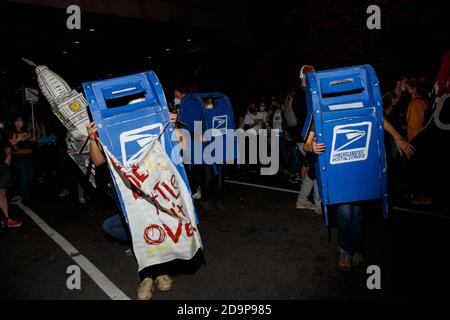 Philadelphia, Pennsylvania, USA. November 2020. Die "Count jede Stimme" und "Stoop the Steal" Demonstration vor dem Pennsylvania Convention Center in Philadelphia, Freitag Abend als Mail-in Stimmzettel wurden innerhalb des Zentrums gezählt Kredit: Syed Yaqeen/ZUMA Wire/Alamy Live News Stockfoto