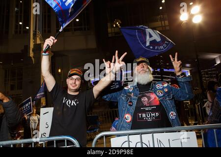 Philadelphia, Pennsylvania, USA. November 2020. Die "Count jede Stimme" und "Stoop the Steal" Demonstration vor dem Pennsylvania Convention Center in Philadelphia, Freitag Abend als Mail-in Stimmzettel wurden innerhalb des Zentrums gezählt Kredit: Syed Yaqeen/ZUMA Wire/Alamy Live News Stockfoto