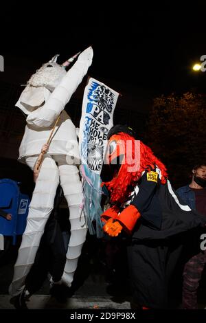 Philadelphia, Pennsylvania, USA. November 2020. Die "Count jede Stimme" und "Stoop the Steal" Demonstration vor dem Pennsylvania Convention Center in Philadelphia, Freitag Abend als Mail-in Stimmzettel wurden innerhalb des Zentrums gezählt Kredit: Syed Yaqeen/ZUMA Wire/Alamy Live News Stockfoto