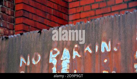 Ein Vintage, alt, rostig kein Parkschild in Manchester, Greater Manchester, England, Vereinigtes Königreich. Stockfoto