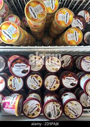 Vielfalt an Haagen Dazs Eiscreme in einem Kühler Stockfoto