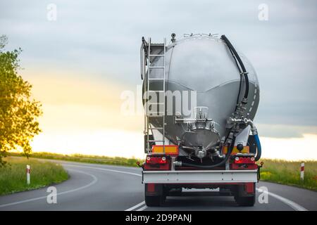 Lange Fahrzeug Tankwagen Anhänger auf einer lokalen kurvenreichen Straße. Stockfoto