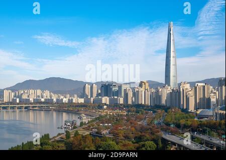 Herbstlandschaft des Han-Flusses in Seoul, Südkorea im Jahr 2020. Stockfoto