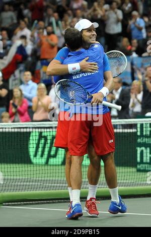 Prag, Tschechische Republik. September 2013. DAVIS CUP HALBFINALE, Tschechische Republik gegen Argenina, 13. - 15. September 2013, Prag, Tschechische Republik. Radek Stepanek und Tomas Berdych aus der Tschechischen Republik feiern ihren Sieg über Carlos Berlocq und Horacio Zeballos aus Argentinien während des Davis-Cup-Halbfinaldoppel in Prag, in der Tschechischen Republik, 14. September 2013. /PSPA/Slavek Ruta *** Local Caption Credit: Slavek Ruta/ZUMA Wire/Alamy Live News Stockfoto