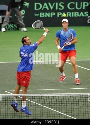 Prag, Tschechische Republik. September 2013. DAVIS CUP HALBFINALE, Tschechische Republik gegen Argenina, 13. - 15. September 2013, Prag, Tschechische Republik. Radek Stepanek (L) und Tomas Berdych aus der Tschechischen Republik kehren zu Horacio Zeballos und Carlos Berlocq aus Argentinien zurück. Während ihres Davis-Cup-Halbfinaldoppel in Prag, in der Tschechischen Republik, 14. September 2013. /PSPA/Slavek Ruta *** Local Caption Credit: Slavek Ruta/ZUMA Wire/Alamy Live News Stockfoto