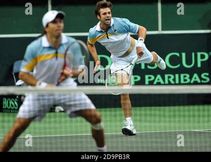 Prag, Tschechische Republik. September 2013. DAVIS CUP HALBFINALE, Tschechische Republik gegen Argenina, 13. - 15. September 2013, Prag, Tschechische Republik. Horacio Zeballos (R) und Carlos Berlocq aus Argentinien kehren während ihres Davis-Cup-Halbfinaldoppel in Prag, Tschechien, am 14. September 2013, gegen Radek Stepanek und Tomas Berdych aus Tschechien zurück. /PSPA/Slavek Ruta *** Local Caption Credit: Slavek Ruta/ZUMA Wire/Alamy Live News Stockfoto