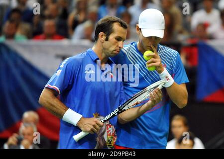 Prag, Tschechische Republik. September 2013. DAVIS CUP HALBFINALE, Tschechische Republik gegen Argenina, 13. - 15. September 2013, Prag, Tschechische Republik. Radek Stepanek (L) und Tomas Berdych aus der Tschechischen Republik feiern, nachdem sie Horacio Zeballos und Carlos Berlocq aus Argentinien in ihrem Davis-Cup-Halbfinale-Doppelspiel in Prag, in der Tschechischen Republik, am 14. September 2013 besiegt haben. /PSPA/Slavek Ruta *** Local Caption Credit: Slavek Ruta/ZUMA Wire/Alamy Live News Stockfoto