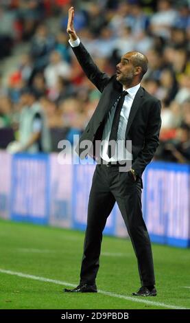 Prag, Tschechische Republik. August 2013. FC Bayern München 2-2 FC Chelsea (aet, Bayern gewinnen 5-4 auf Kugelschreiber). Bayern-München-Trainer Pep Guardiola setzt beim UEFA-Supercup-Spiel zwischen Bayern München und Chelsea in Prag, Tschechien, 30. August 2013, auf die Touchline. /PSPA/Slavek Ruta *** Local Caption Credit: Slavek Ruta/ZUMA Wire/Alamy Live News Stockfoto