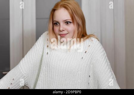 Was für ein Fehler. Hinterhalt schockiert verwirrt junge kaukasische Rotschopf Mädchen zuckende Hände verbreiten seitwärts voller Unglaube Frage gestellt befragt verwirrt Stockfoto