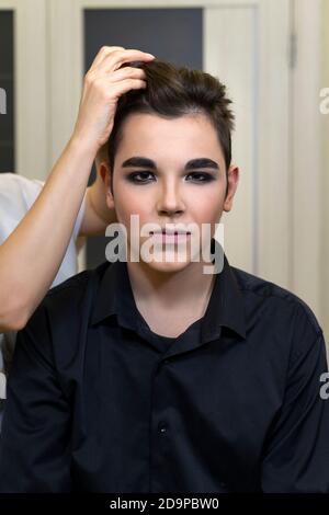 Stylist bereitet den Kerl Modell für die Show. Männer Make-up für Show Stockfoto