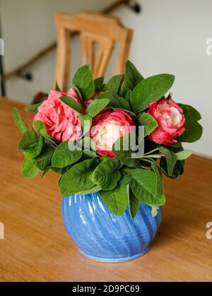 Blumenstrauß mit Rosen und Salbei Stockfoto