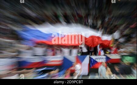 Prag, Tschechische Republik. September 2013. DAVIS CUP HALBFINALE, Tschechische Republik gegen Argenina, 13. - 15. September 2013, Prag, Tschechische Republik. Tschechische Fans im Davis Cup Halbfinale zwischen Tschechien und Argentinien in Prag, 13. September 2013./PSPA/Slavek Ruta *** Local Caption Credit: Slavek Ruta/ZUMA Wire/Alamy Live News Stockfoto