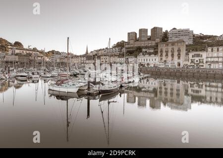 Graustufen Aufnahme von Booten im Hafen in der Nähe der geparkt Stadt Stockfoto