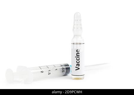 Ampulle mit der Aufschrift "Impfstoff" auf dem Etikett und einer Spritze isoliert auf weißem Hintergrund mit Schatten. Stockfoto