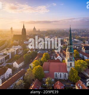 Altstadt von Hannover, Deutschland an einem nebligen Herbstmorgen mit der Kreuzkirche im Vordergrund und Marktkirche und Rathaus im Hintergrund Stockfoto