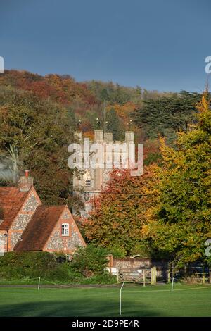 St Mary Kirche in den frühen Morgenherbstlicht. Hambleden, Buckinghamshire, England Stockfoto