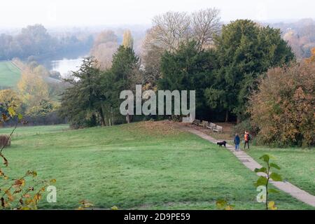 London, Großbritannien. November 2020. Ein milder Start ins Winterwochenende, da die Londoner zum ersten Wochenende in der zweiten Coronavirus-Sperre des Landes aufwachen. Kredit: Liam Asman/Alamy Live Nachrichten Stockfoto