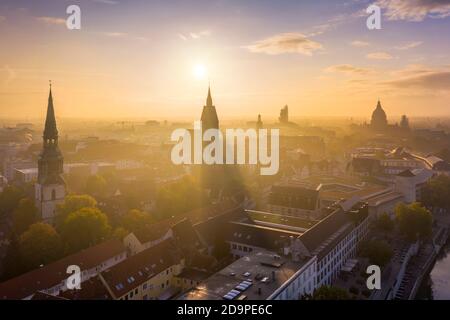 Altstadt von Hannover, Deutschland an einem nebligen Herbstmorgen mit Kreuzkirche- und Marktkirche-Kirchen und Rathaus im Hintergrund Stockfoto