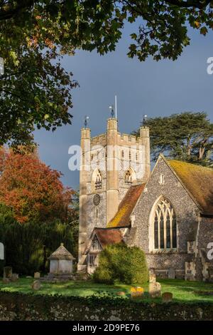 St Mary Kirche in den frühen Morgenherbstlicht. Hambleden, Buckinghamshire, England Stockfoto