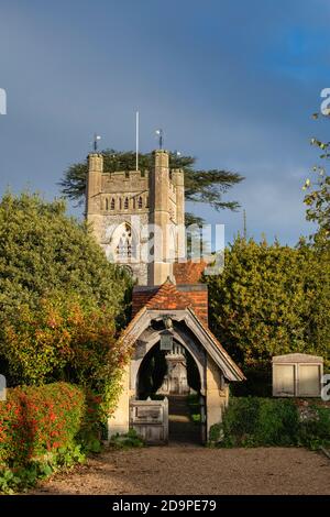 St Mary Kirche in den frühen Morgenherbstlicht. Hambleden, Buckinghamshire, England Stockfoto