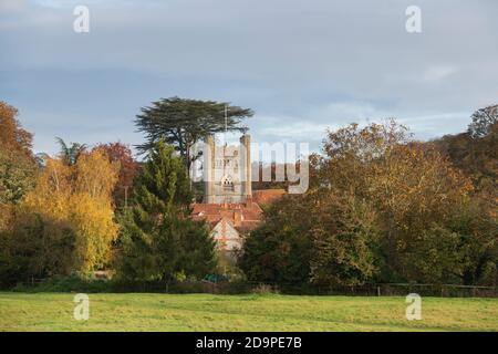 St Mary Kirche in den frühen Morgenherbstlicht. Hambleden, Buckinghamshire, England Stockfoto