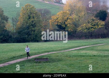 London, Großbritannien. November 2020. Ein milder Start ins Winterwochenende, da die Londoner zum ersten Wochenende in der zweiten Coronavirus-Sperre des Landes aufwachen. Kredit: Liam Asman/Alamy Live Nachrichten Stockfoto