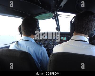 (201107) -- SHENZHEN, 7. November 2020 (Xinhua) -- das im September 2012 aufgenommene Aktenfoto zeigt Wang Qinjin (L), der ein Flugzeug an einer Flugschule in den Vereinigten Staaten fliegt. Wang Qinjin, ein junger Mann aus Leping in der ostchinesischen Provinz Jiangxi, kam nach Shenzhen, um nach einem Hochschulabschluss im Juli 2009 nach einem Job zu suchen. Angezogen vom Talent-Trainingsprogramm der SF Express Co., Ltd., bewarb sich Wang für den Lagerhalter und den Lieferer des Unternehmens und wurde bald eingestellt. Er arbeitete sehr hart und wurde acht Monate später als zukünftiger Manager ausgewählt. Ebenfalls im Jahr 2009, SF Express Stockfoto